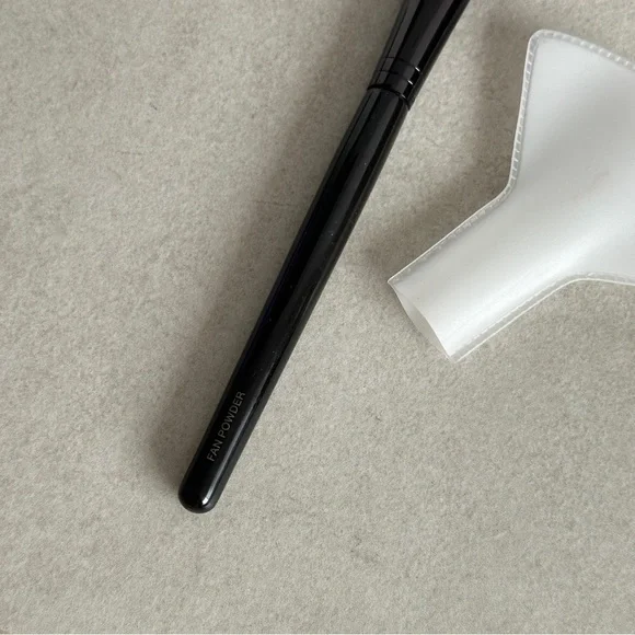 Laura Mercier Fan Powder Brush - Picture 6 of 7
